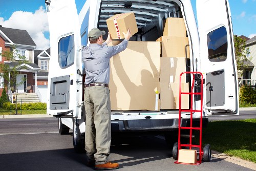 Local moving support in Edenpark for boxes and home belongings